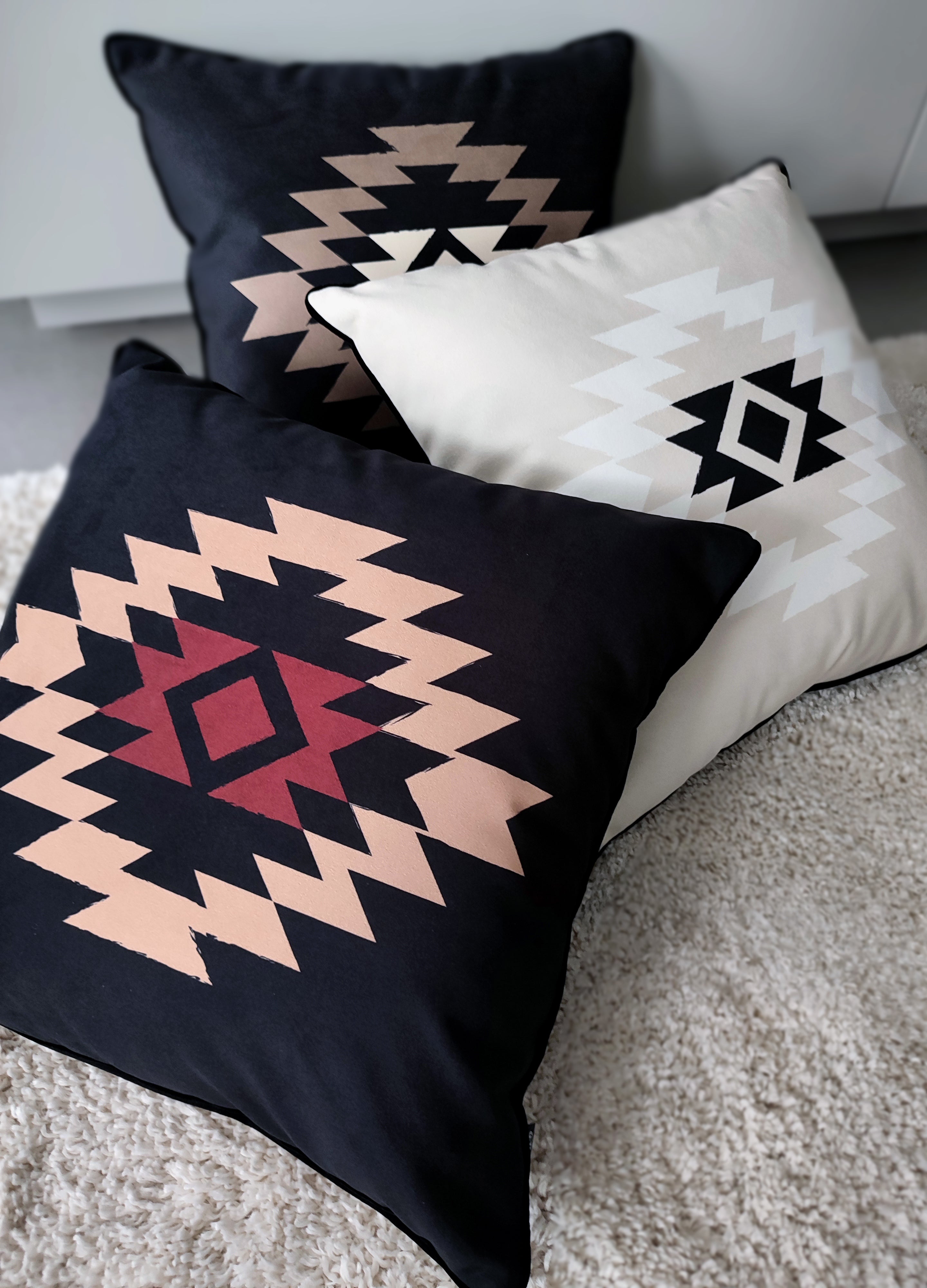 NEVADA CUSHION - BLACK GARNET - Square Velvet